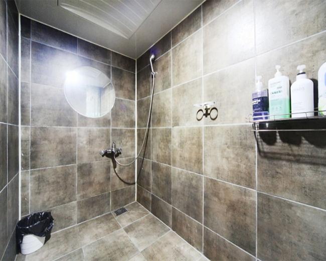 팔야리 스웨디시 전문 여우테라피의 깔끔하고 정돈된 내부 전경