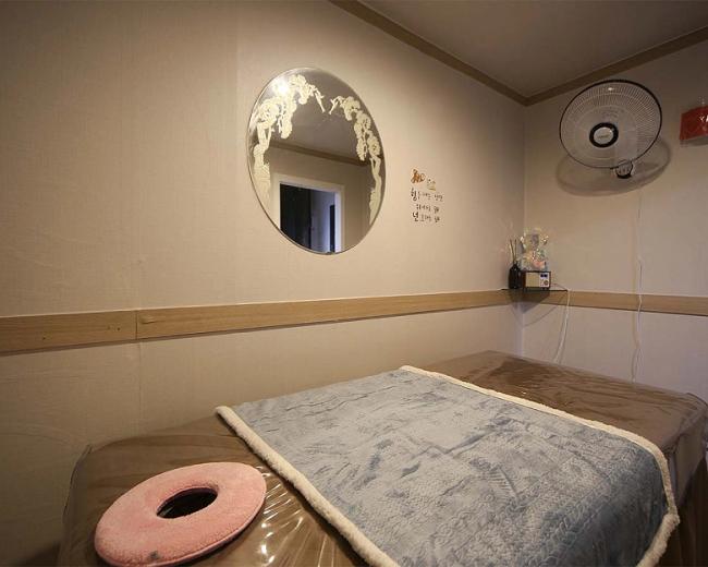 신정동 한국마사지 전문 꽃다비에스테틱의 깔끔하고 정돈된 내부 전경