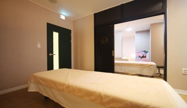 장항동 한국관리사 마사지샵 36.5 테라피의 쾌적한 관리실 내부 모습