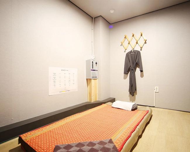 연향동 태국관리사 마사지샵 방콕테라피의 쾌적한 관리실 내부 모습
