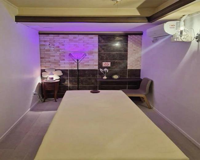 대잠동 한국관리사 마사지샵 퀸테라피의 쾌적한 관리실 내부 모습