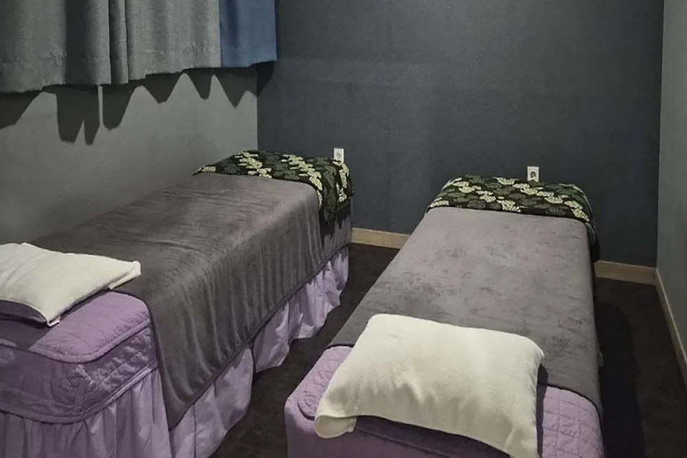 노형동 한국관리사, 중국관리사 마사지샵 런던아로마의 쾌적한 관리실 내부 모습