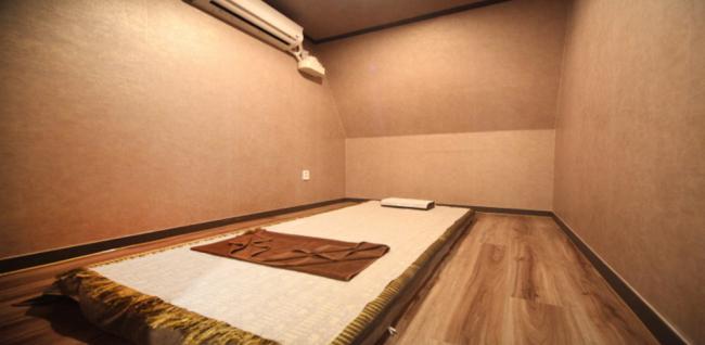 권선동 태국관리사 마사지샵 라운지의 쾌적한 관리실 내부 모습