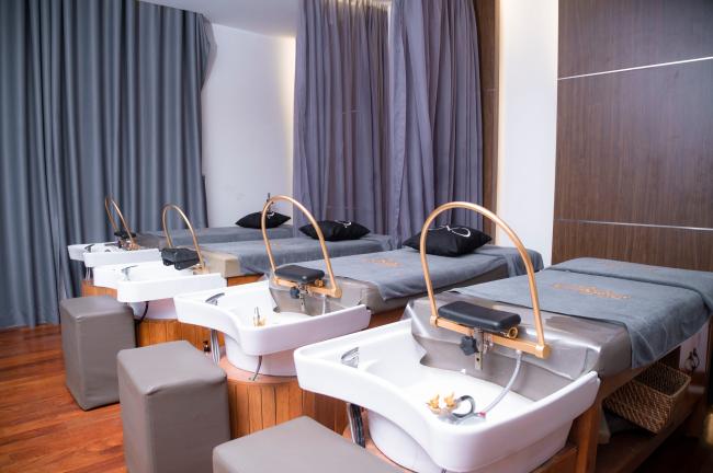 Six Senses Spa & Clinic -  인근 spa 전문 마사지 매장 전경